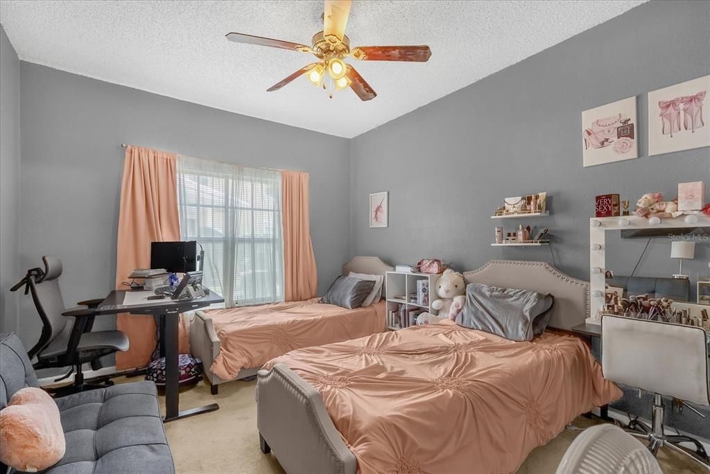 待售: $205,000 (2 贝兹, 2 浴室, 1077 平方英尺)