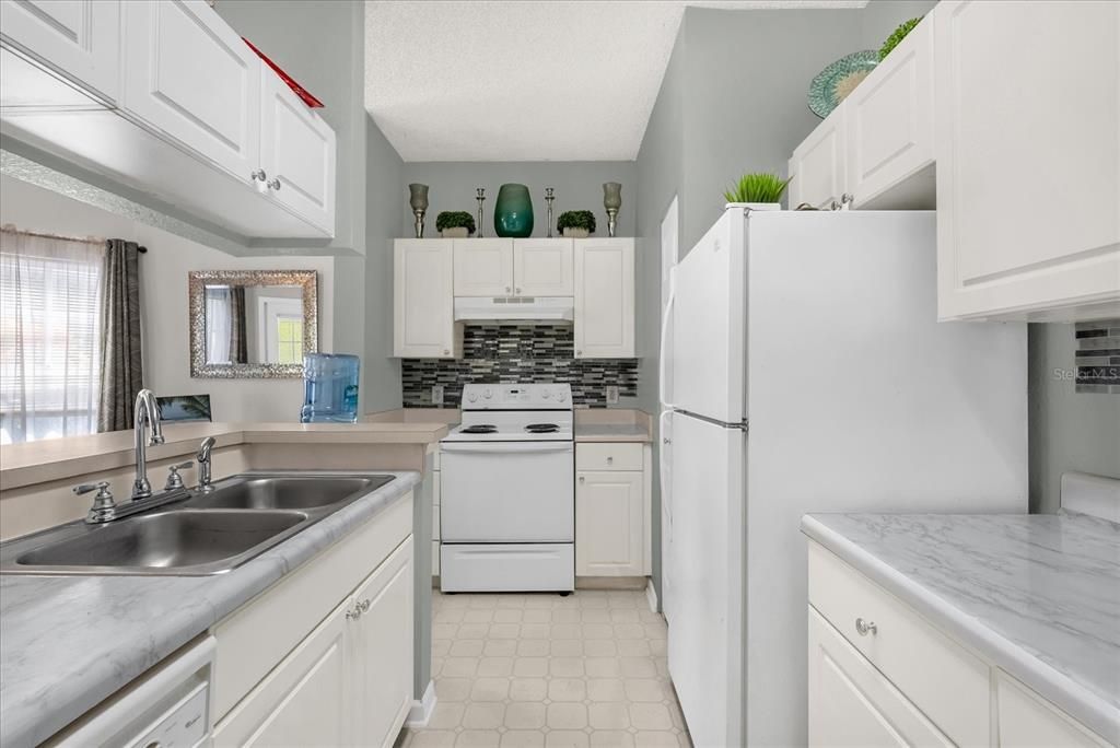 待售: $205,000 (2 贝兹, 2 浴室, 1077 平方英尺)