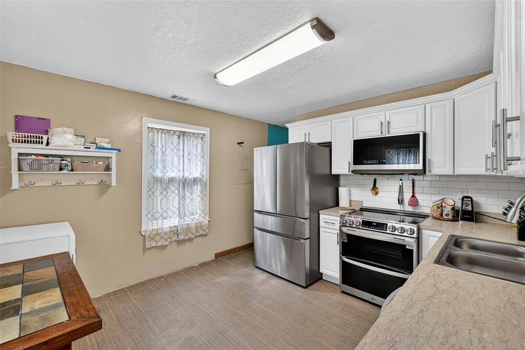 Под контрактом: $200,000 (3 спален, 1 ванн, 875 Квадратных фут)