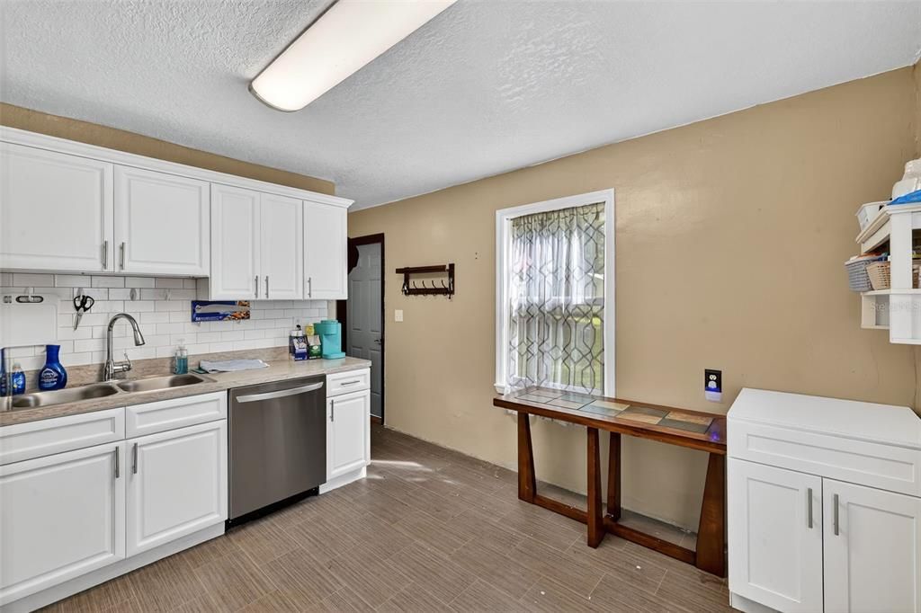 Под контрактом: $200,000 (3 спален, 1 ванн, 875 Квадратных фут)