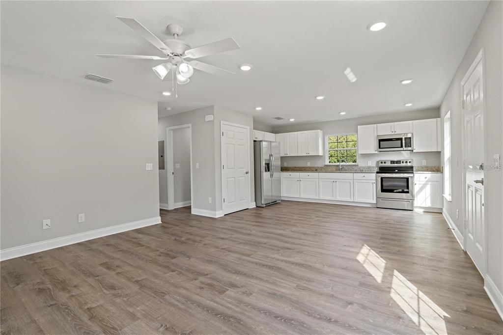 Active With Contract: $1,850 (3 beds, 2 baths, 1000 Square Feet)