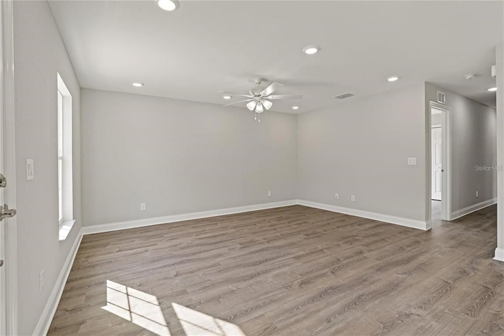 Active With Contract: $1,850 (3 beds, 2 baths, 1000 Square Feet)