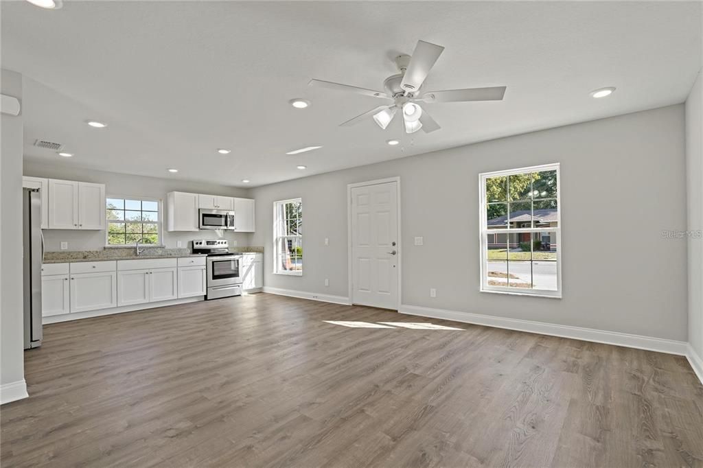 Active With Contract: $1,850 (3 beds, 2 baths, 1000 Square Feet)