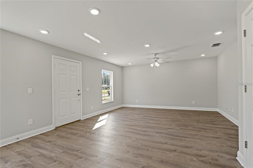 Active With Contract: $1,850 (3 beds, 2 baths, 1000 Square Feet)