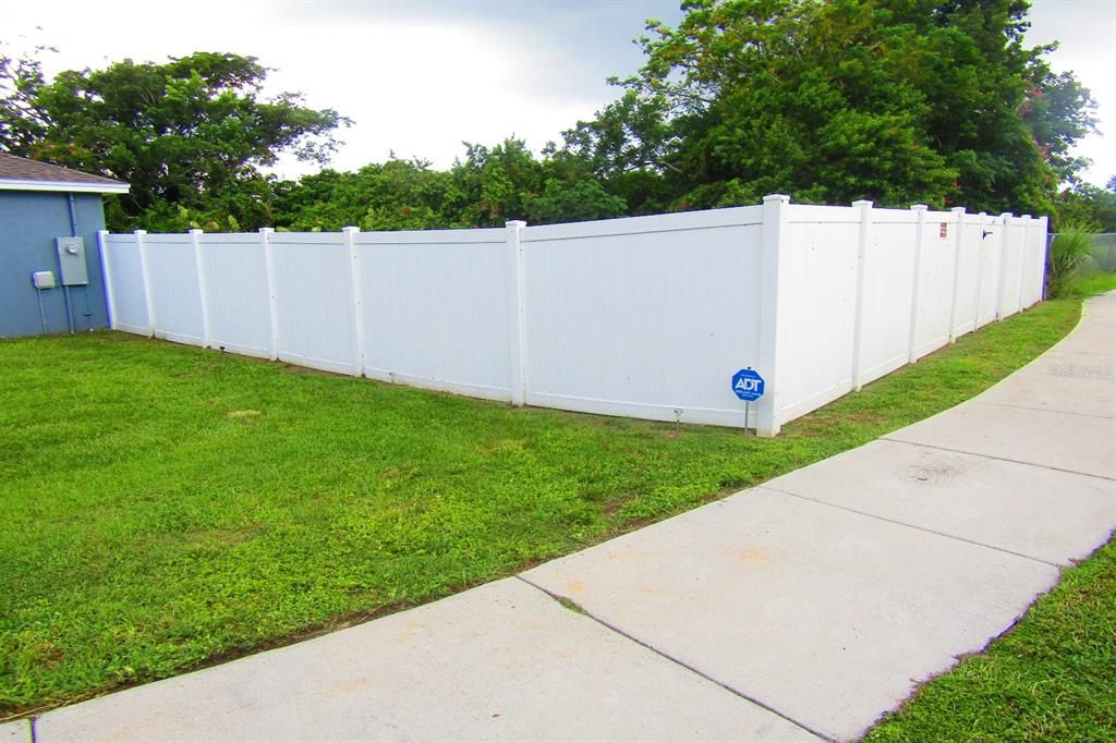 Active With Contract: $1,850 (3 beds, 2 baths, 1000 Square Feet)