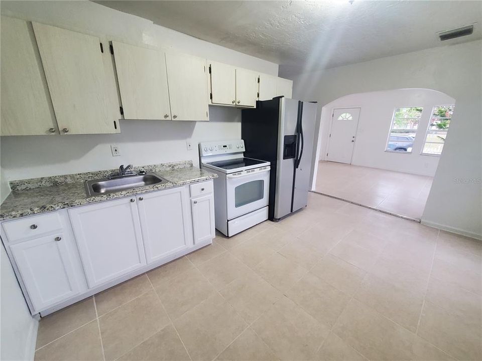 合同活跃: $215,000 (3 贝兹, 1 浴室, 920 平方英尺)