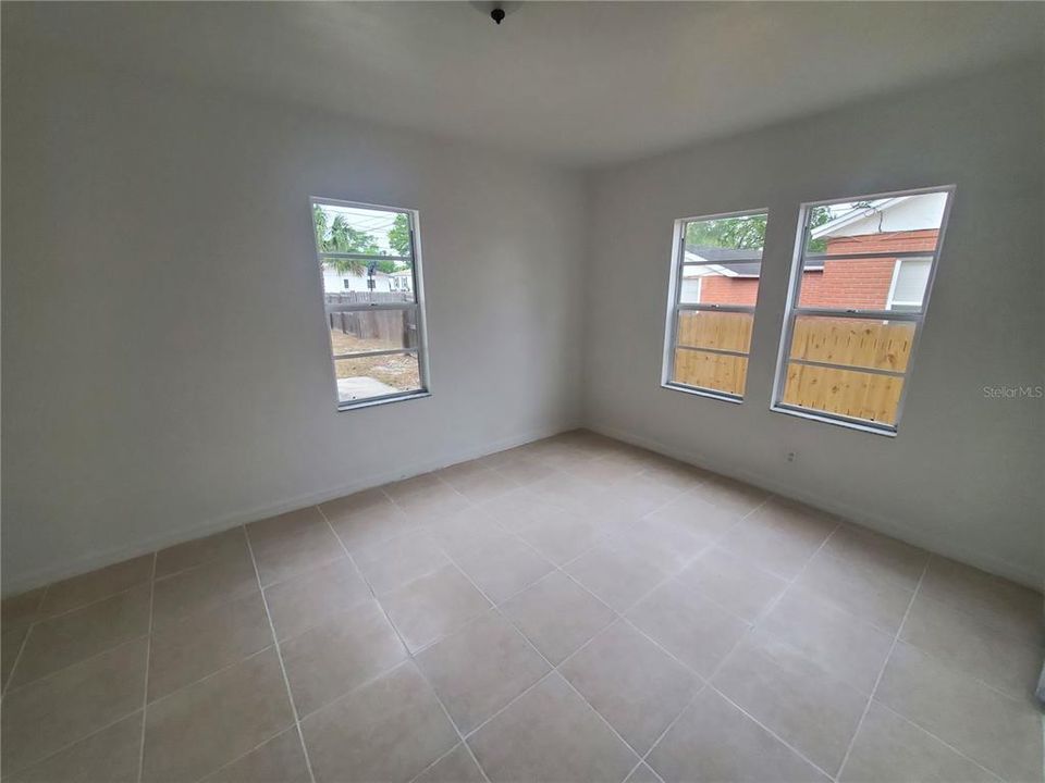 合同活跃: $215,000 (3 贝兹, 1 浴室, 920 平方英尺)