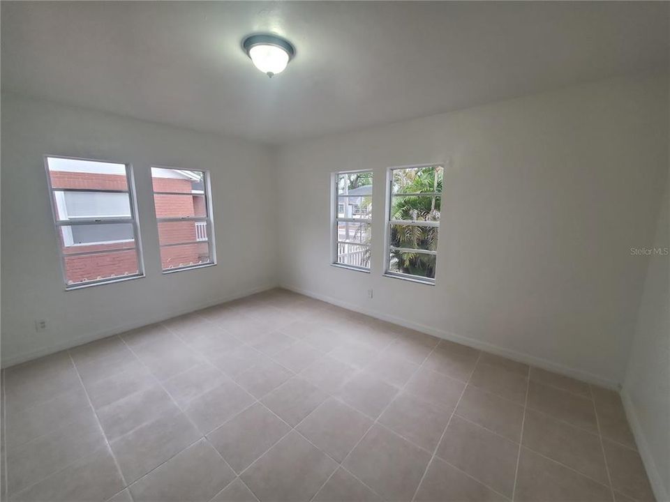 合同活跃: $215,000 (3 贝兹, 1 浴室, 920 平方英尺)