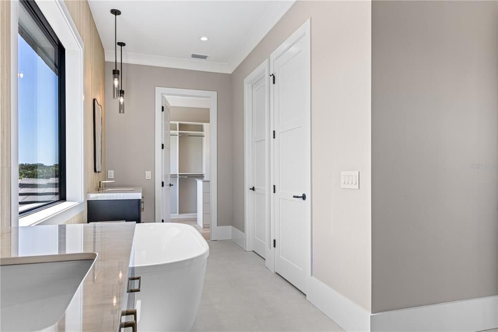 For Sale: $3,650,000 (5 beds, 6 baths, 5483 Square Feet)