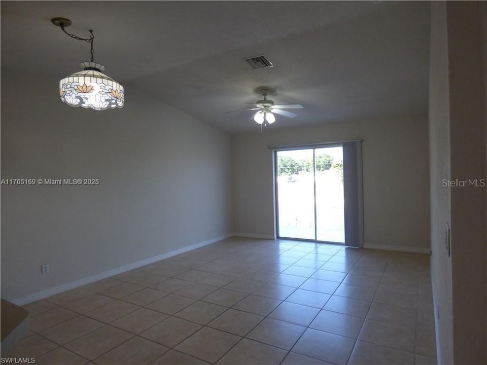 待售: $263,000 (2 贝兹, 2 浴室, 1128 平方英尺)