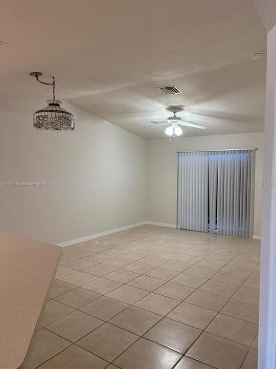 待售: $263,000 (2 贝兹, 2 浴室, 1128 平方英尺)