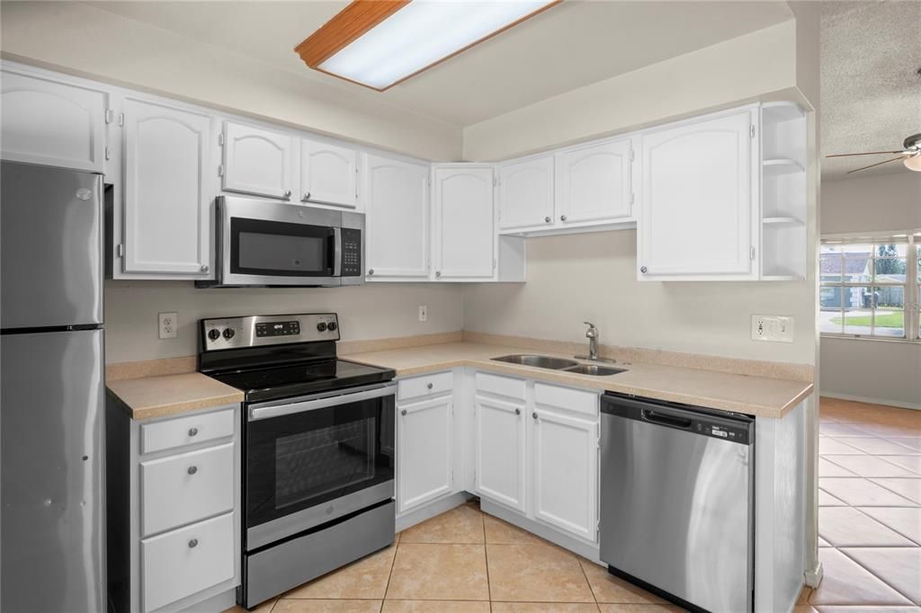 Active With Contract: $375,000 (3 beds, 2 baths, 1184 Square Feet)