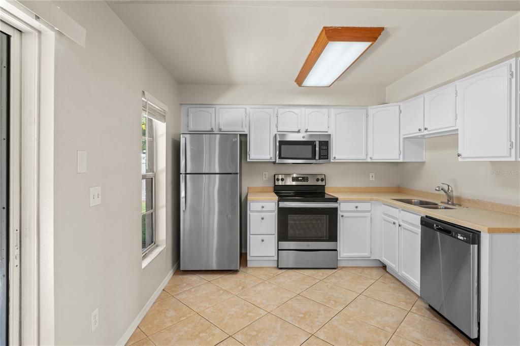 Active With Contract: $375,000 (3 beds, 2 baths, 1184 Square Feet)