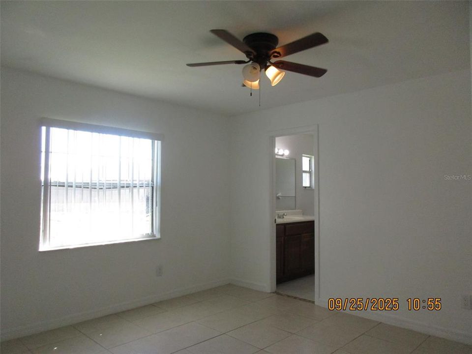 Под контрактом: $1,750 (3 спален, 2 ванн, 1073 Квадратных фут)