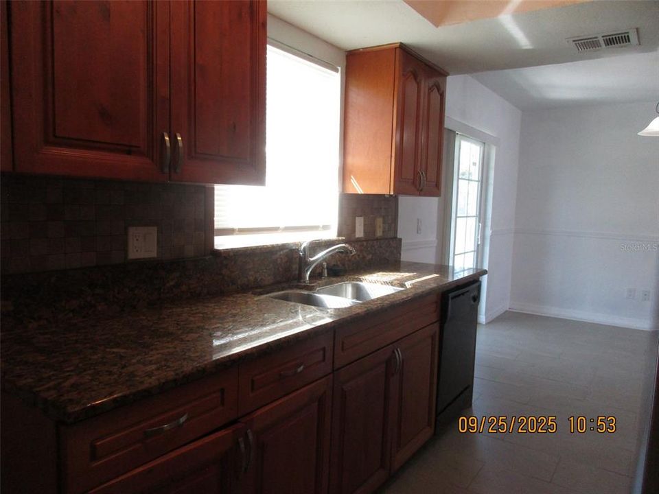 Под контрактом: $1,750 (3 спален, 2 ванн, 1073 Квадратных фут)