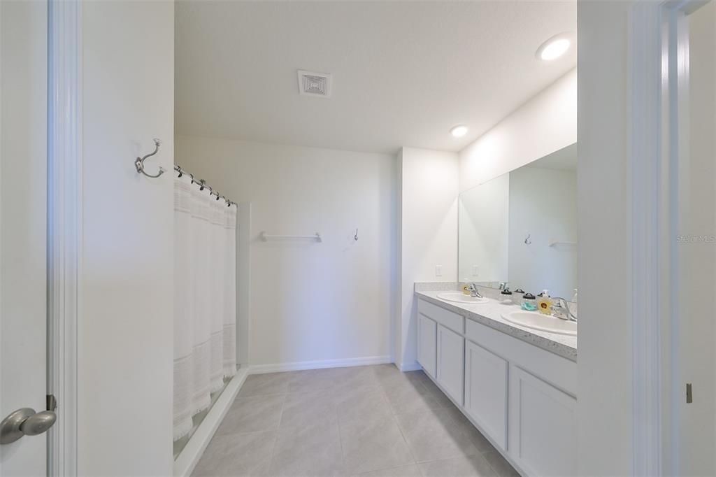 Activo con contrato: $341,990 (5 camas, 3 baños, 2522 Pies cuadrados)