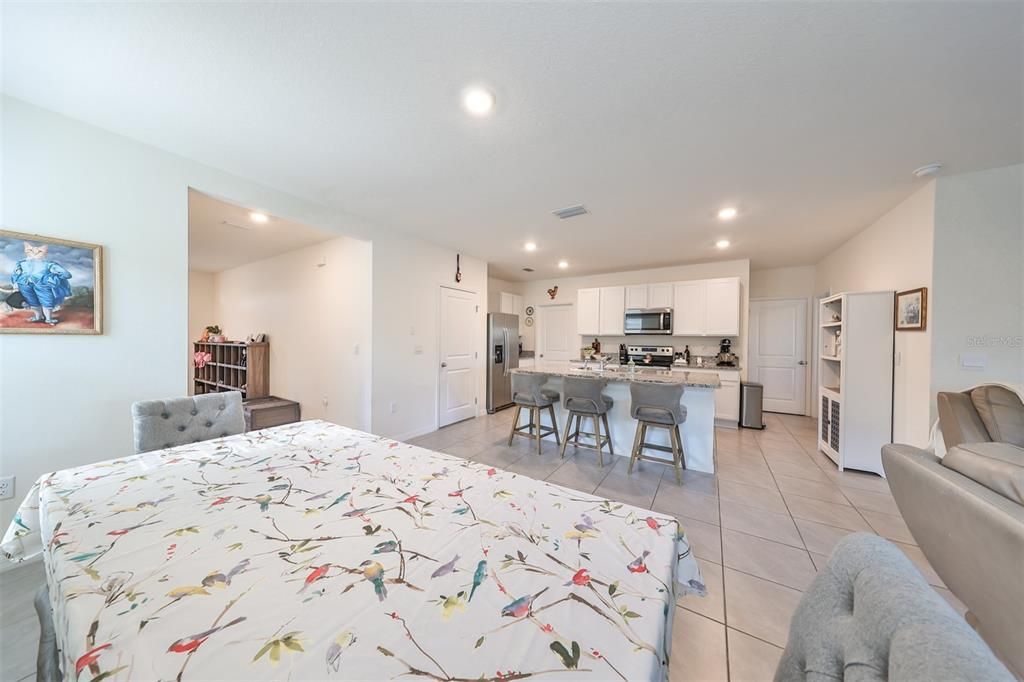 Activo con contrato: $341,990 (5 camas, 3 baños, 2522 Pies cuadrados)