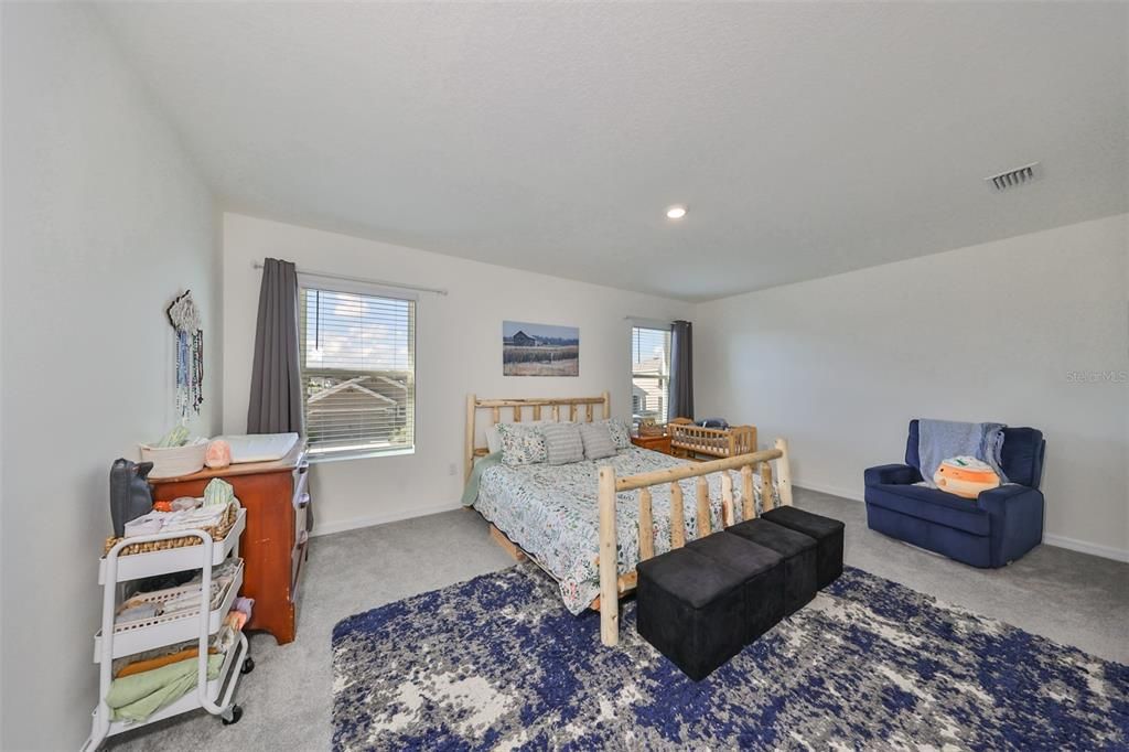 Activo con contrato: $341,990 (5 camas, 3 baños, 2522 Pies cuadrados)