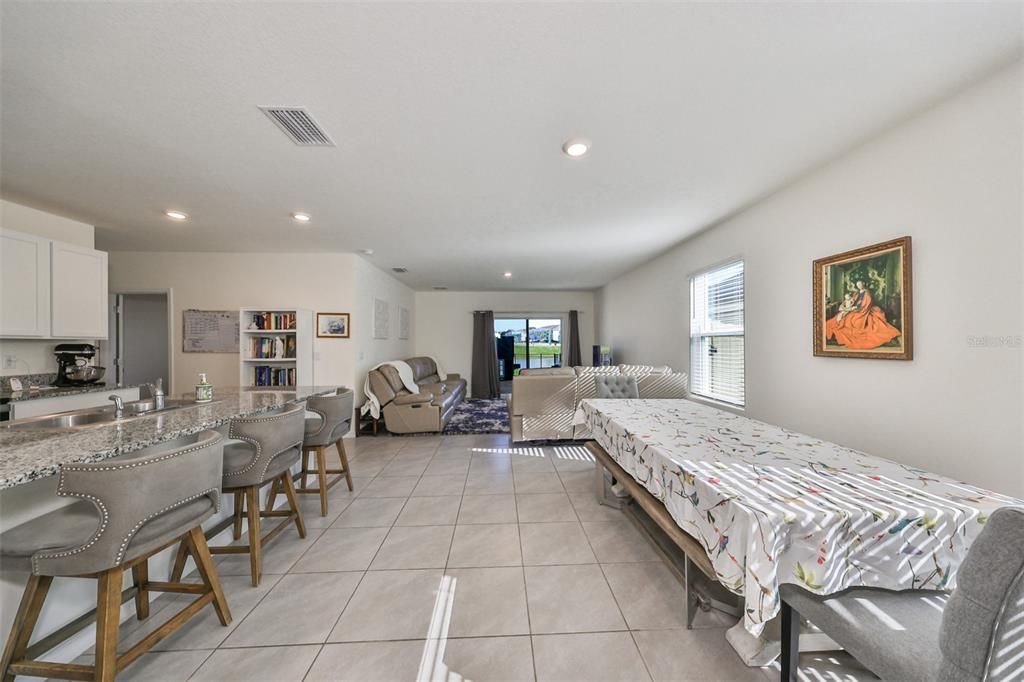 Activo con contrato: $341,990 (5 camas, 3 baños, 2522 Pies cuadrados)