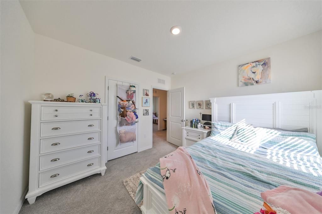 Activo con contrato: $341,990 (5 camas, 3 baños, 2522 Pies cuadrados)