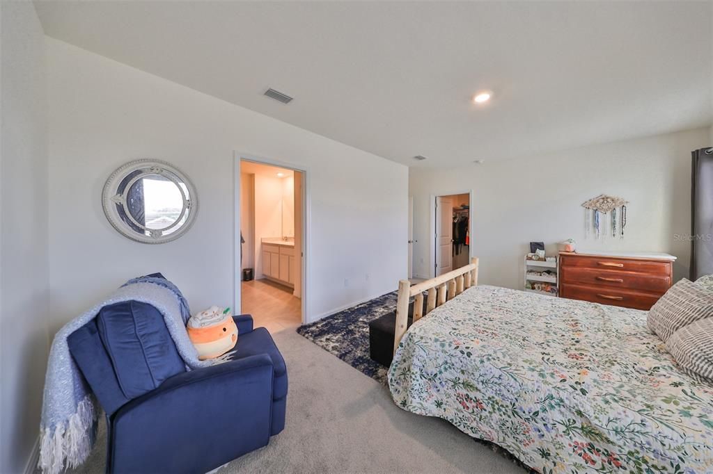 Activo con contrato: $341,990 (5 camas, 3 baños, 2522 Pies cuadrados)