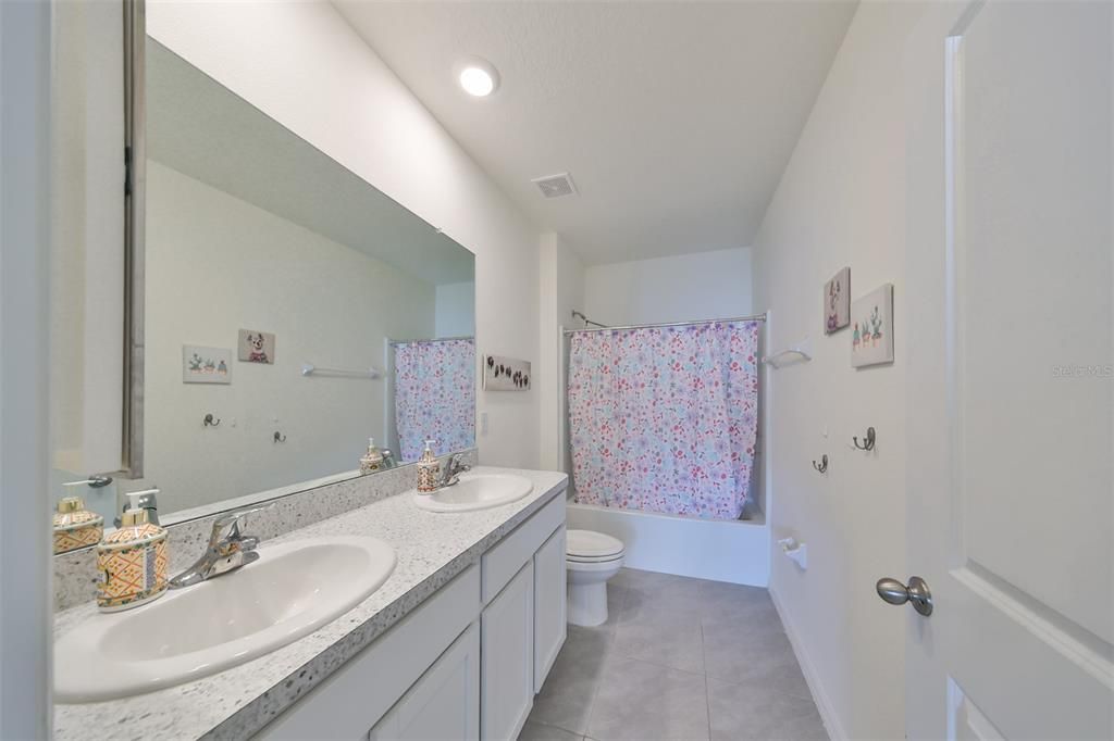 Activo con contrato: $341,990 (5 camas, 3 baños, 2522 Pies cuadrados)