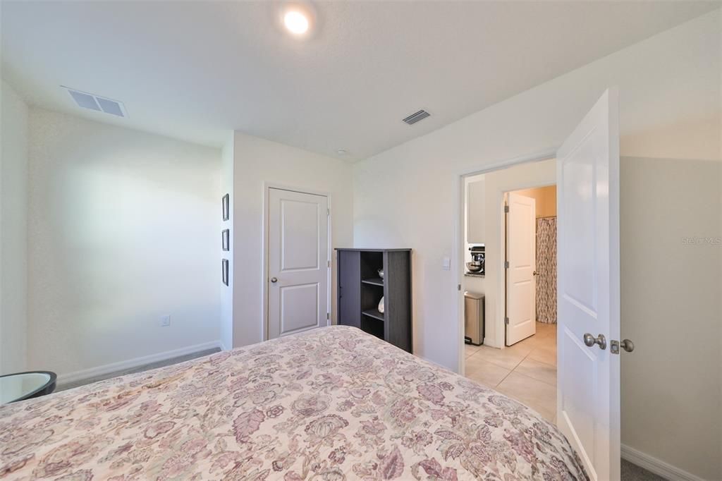 Activo con contrato: $341,990 (5 camas, 3 baños, 2522 Pies cuadrados)