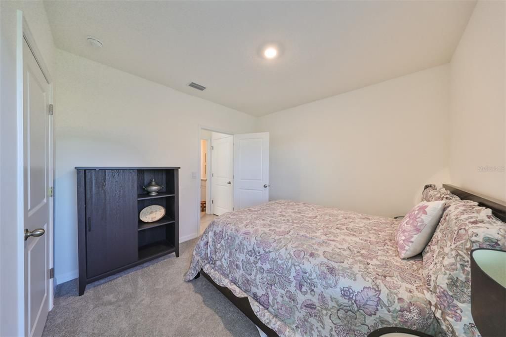Activo con contrato: $341,990 (5 camas, 3 baños, 2522 Pies cuadrados)