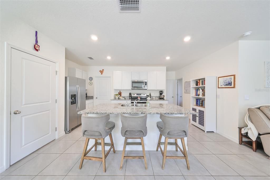 Activo con contrato: $341,990 (5 camas, 3 baños, 2522 Pies cuadrados)