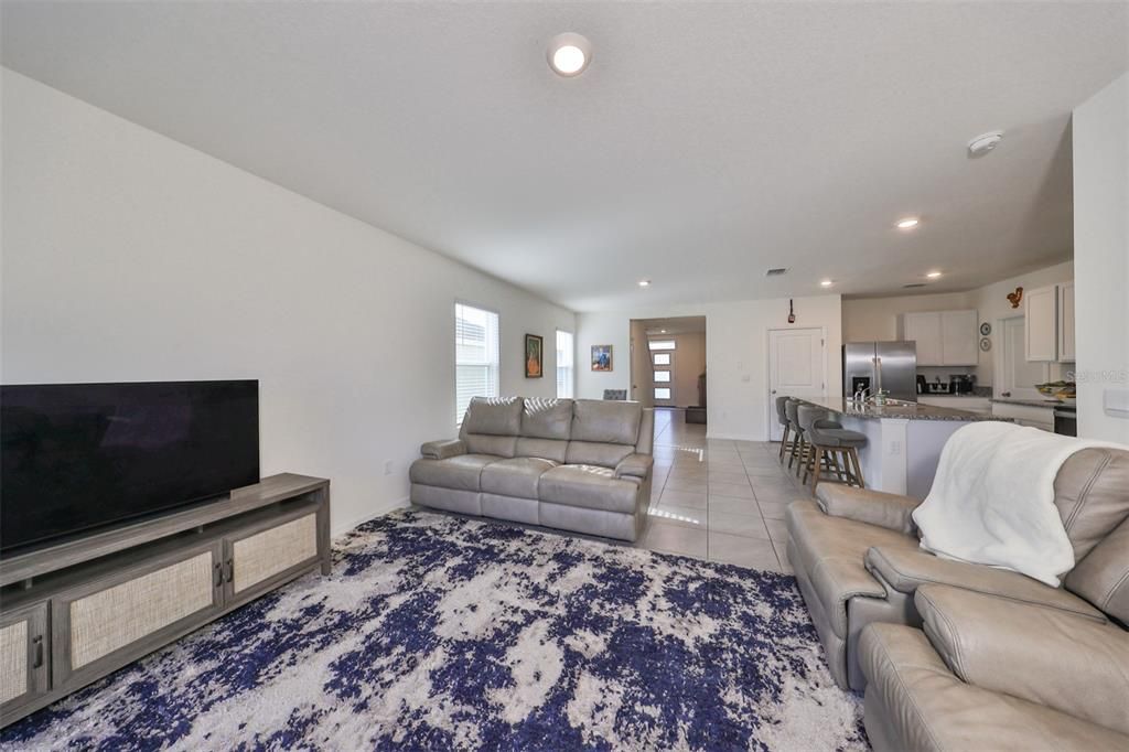 Activo con contrato: $341,990 (5 camas, 3 baños, 2522 Pies cuadrados)