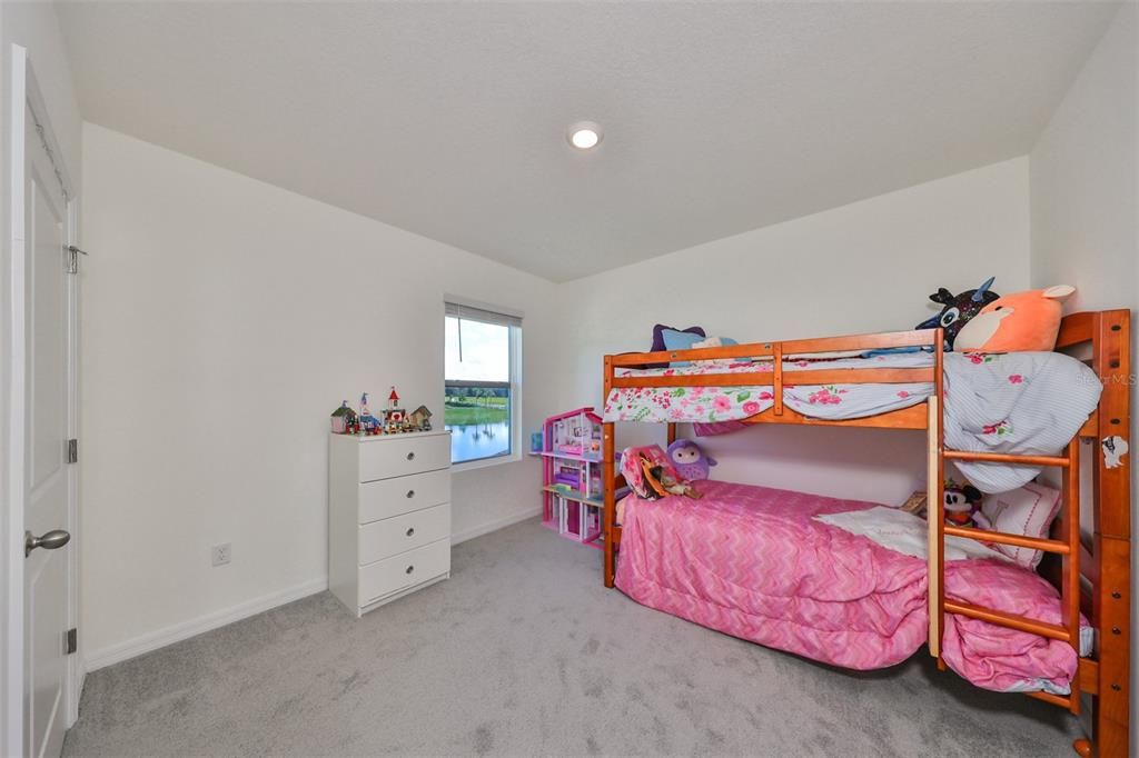 Activo con contrato: $341,990 (5 camas, 3 baños, 2522 Pies cuadrados)