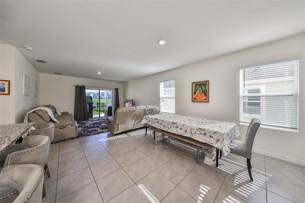 Activo con contrato: $341,990 (5 camas, 3 baños, 2522 Pies cuadrados)