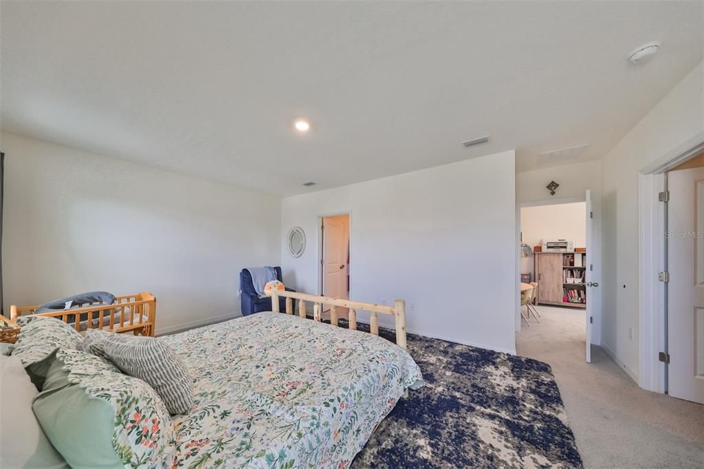 Activo con contrato: $341,990 (5 camas, 3 baños, 2522 Pies cuadrados)