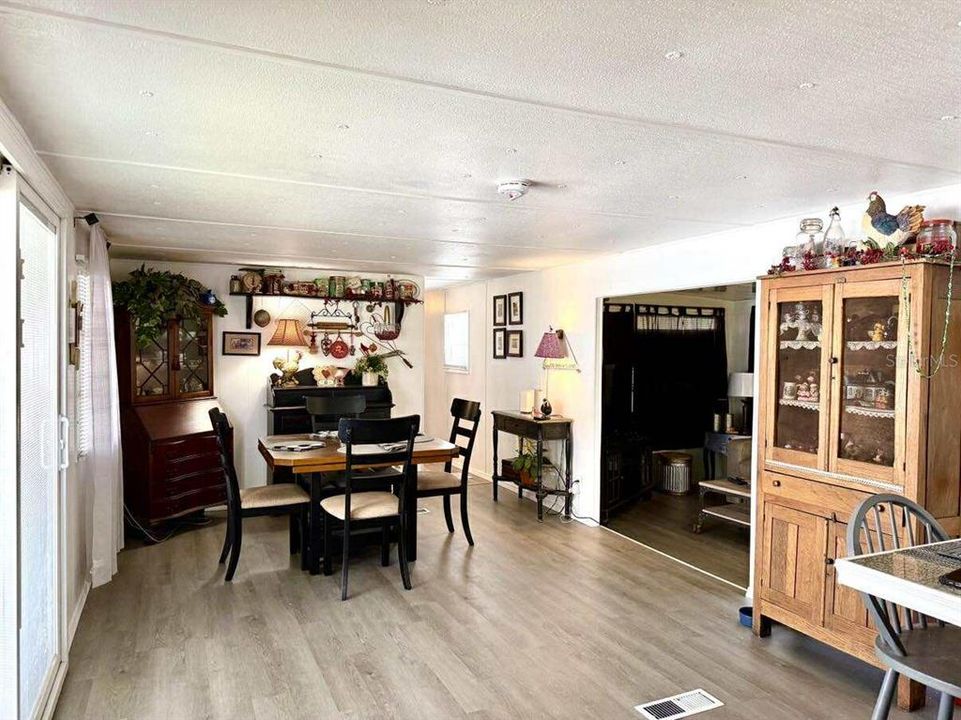 待售: $110,000 (2 贝兹, 1 浴室, 672 平方英尺)