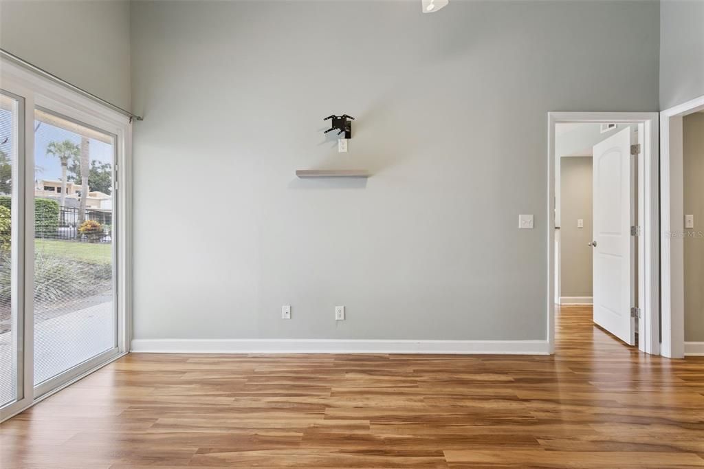 Active With Contract: $224,000 (2 beds, 2 baths, 1071 Square Feet)