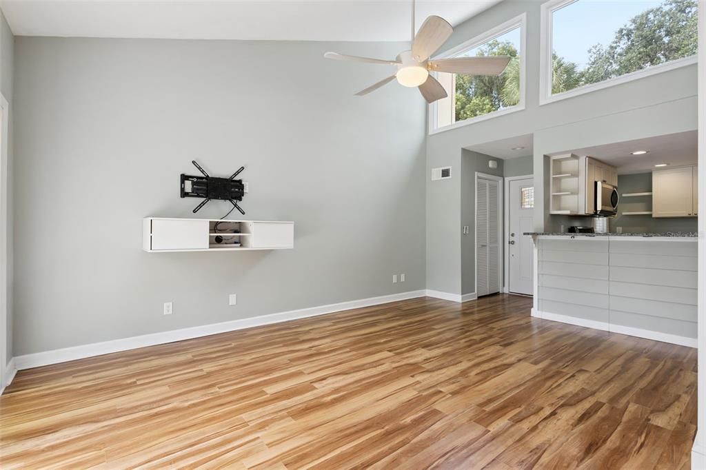 Active With Contract: $224,000 (2 beds, 2 baths, 1071 Square Feet)