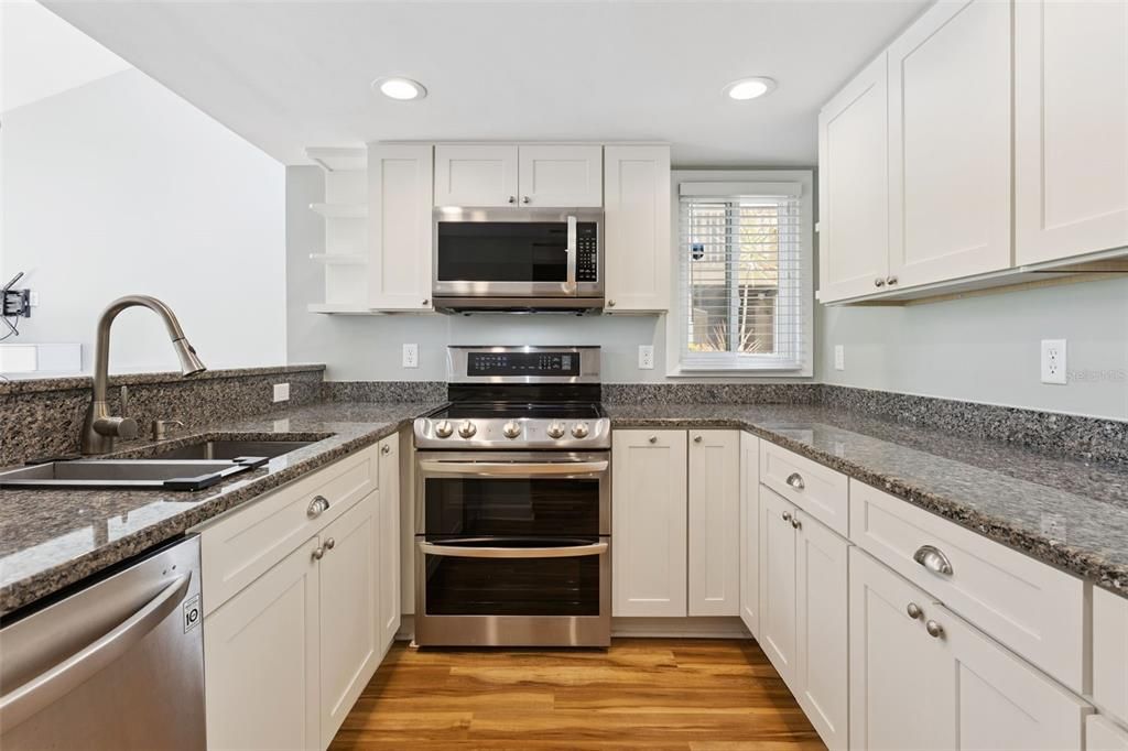 Active With Contract: $224,000 (2 beds, 2 baths, 1071 Square Feet)