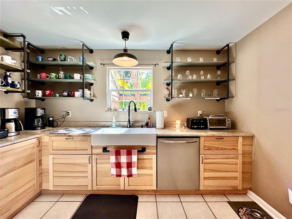 En Venta: $625,000 (6 camas, 4 baños, 3700 Pies cuadrados)