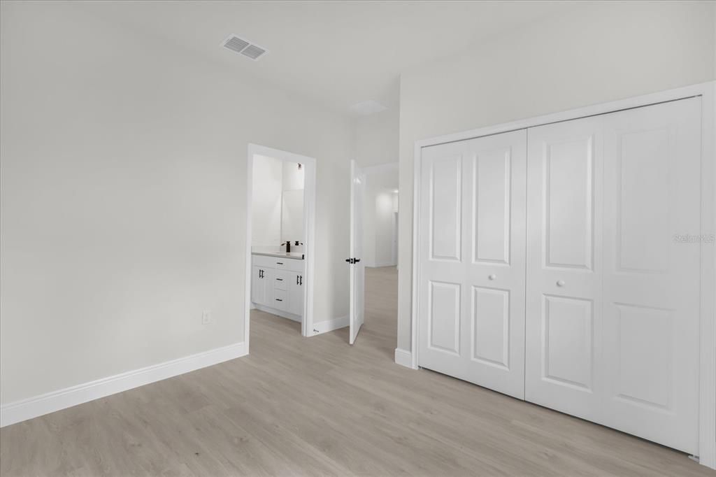 Под контрактом: $300,000 (4 спален, 3 ванн, 1833 Квадратных фут)