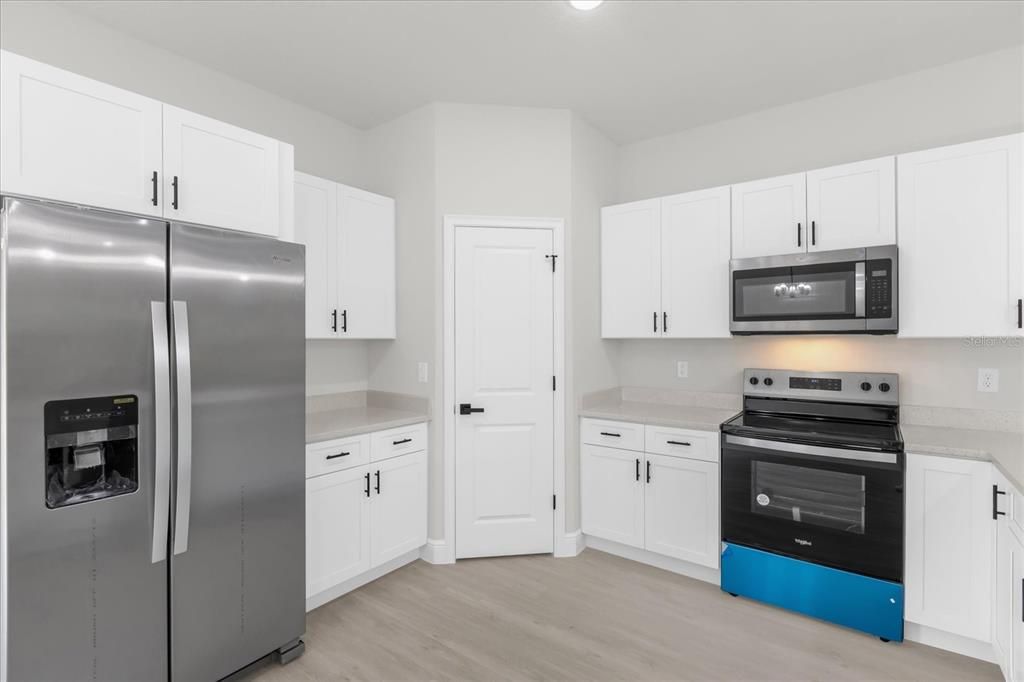 Под контрактом: $300,000 (4 спален, 3 ванн, 1833 Квадратных фут)