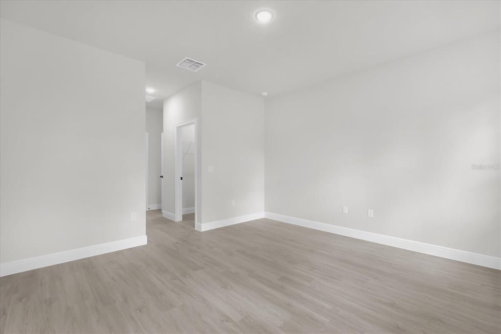 Под контрактом: $300,000 (4 спален, 3 ванн, 1833 Квадратных фут)