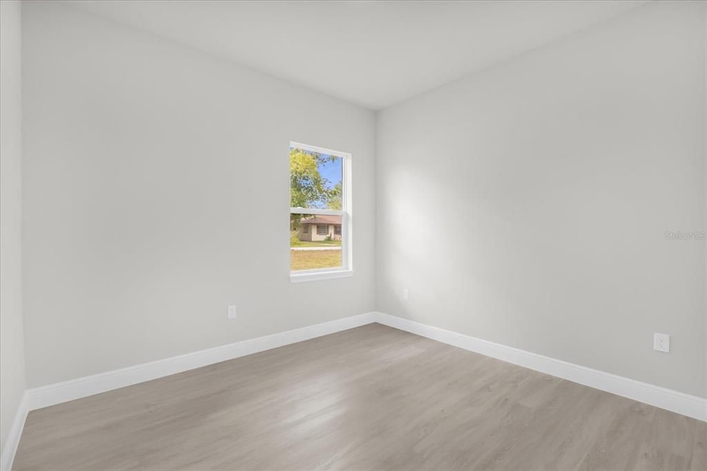 Под контрактом: $300,000 (4 спален, 3 ванн, 1833 Квадратных фут)