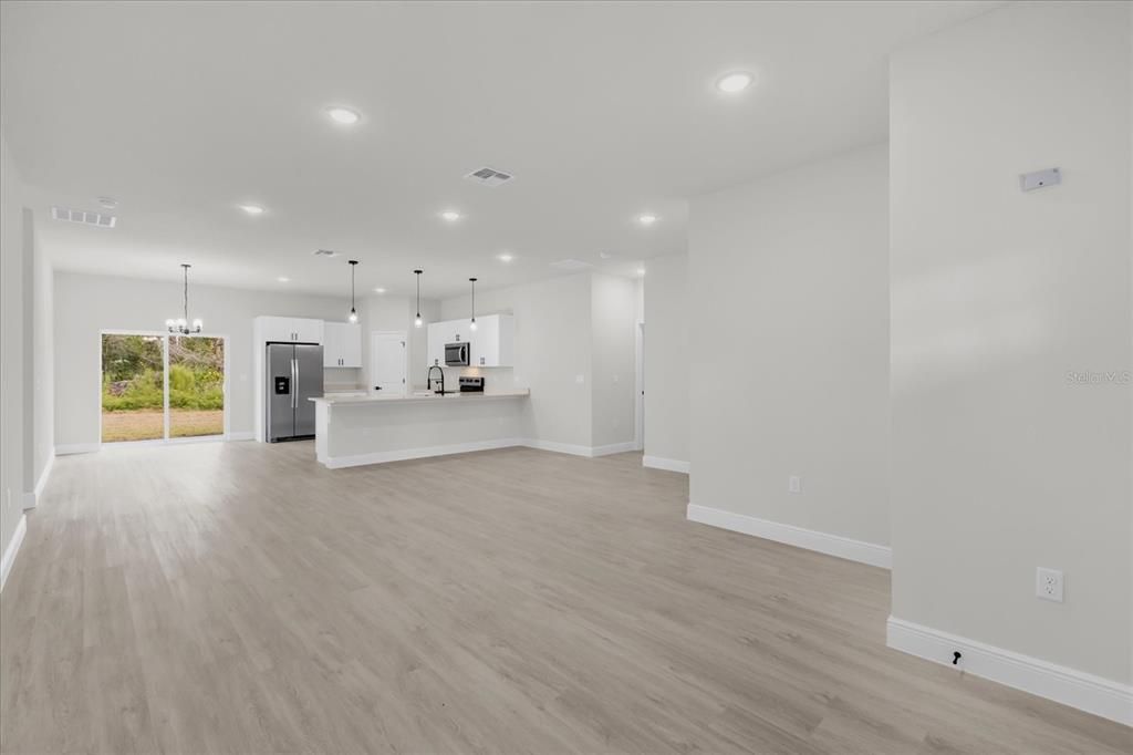 Под контрактом: $300,000 (4 спален, 3 ванн, 1833 Квадратных фут)