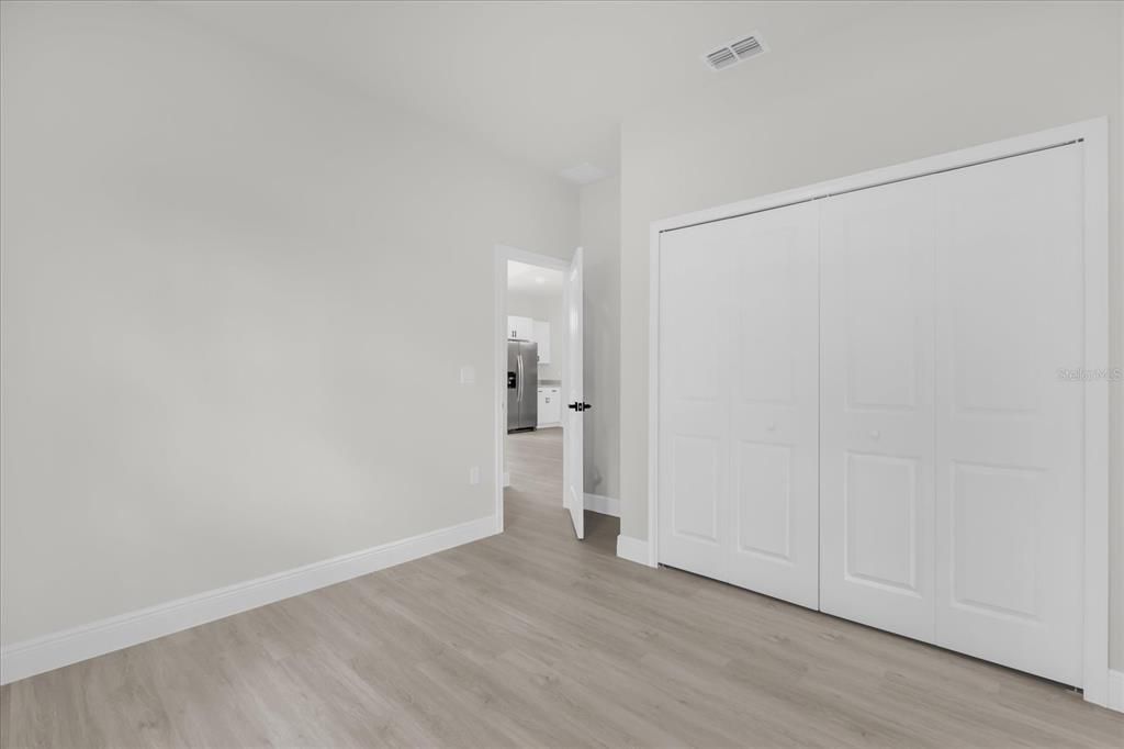 Под контрактом: $300,000 (4 спален, 3 ванн, 1833 Квадратных фут)