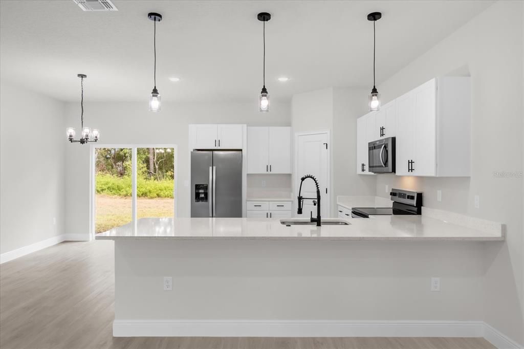 Под контрактом: $300,000 (4 спален, 3 ванн, 1833 Квадратных фут)