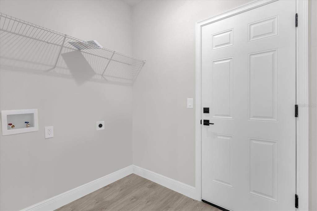 Под контрактом: $300,000 (4 спален, 3 ванн, 1833 Квадратных фут)