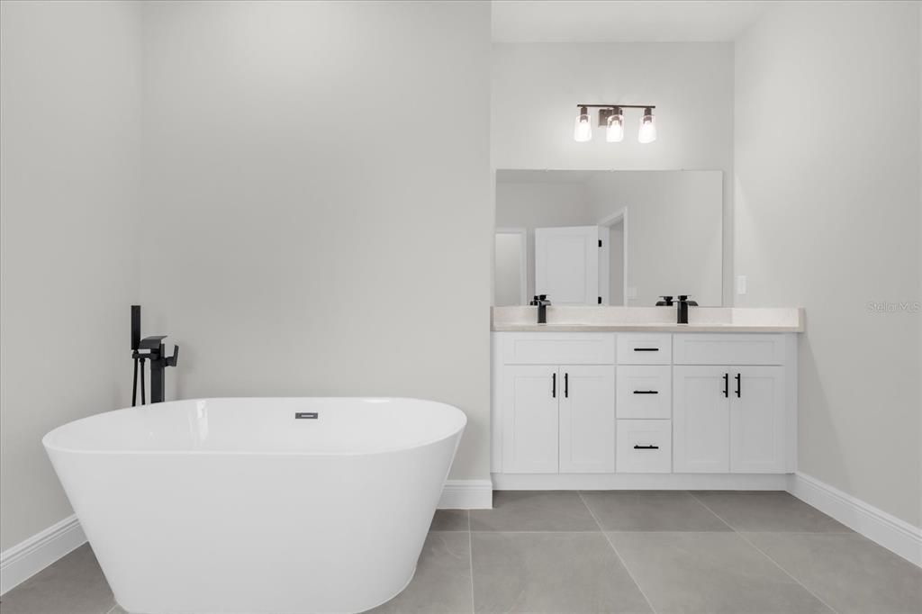 Под контрактом: $300,000 (4 спален, 3 ванн, 1833 Квадратных фут)