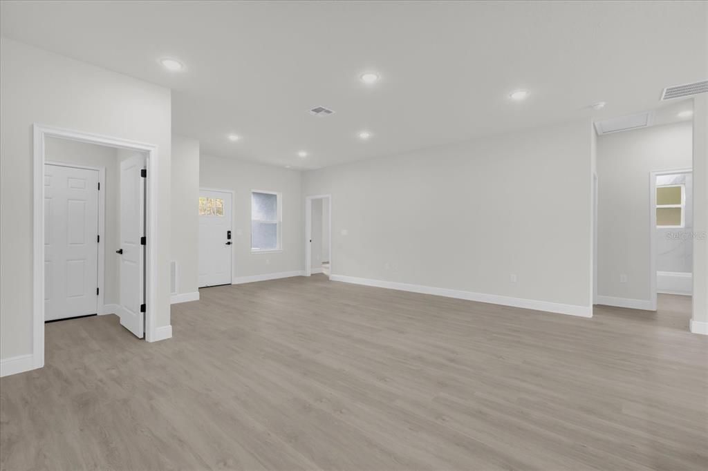 Под контрактом: $300,000 (4 спален, 3 ванн, 1833 Квадратных фут)