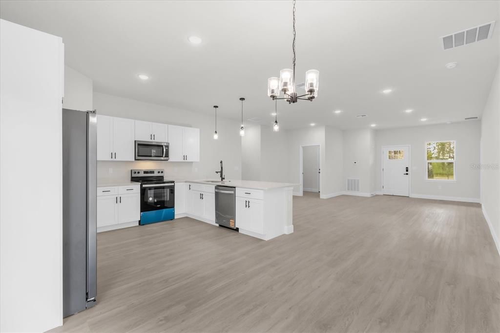 Под контрактом: $300,000 (4 спален, 3 ванн, 1833 Квадратных фут)