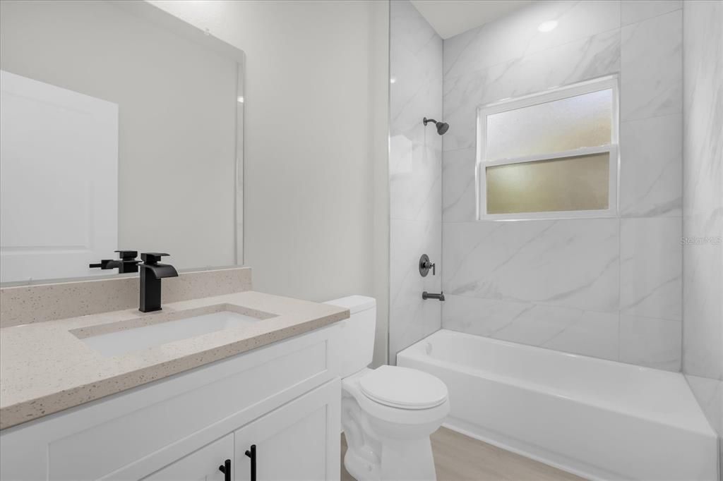 Под контрактом: $300,000 (4 спален, 3 ванн, 1833 Квадратных фут)